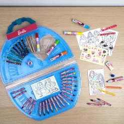 Schrijfwaren|Tekenen / Kleuren></noscript>Disney Barbie Kleurkoffer 51-delig